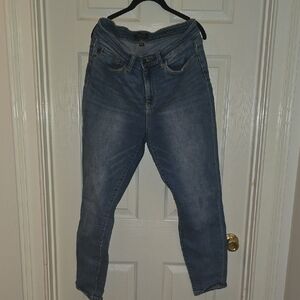 Judy Blue Mid-Wash Cropped Jeans‎